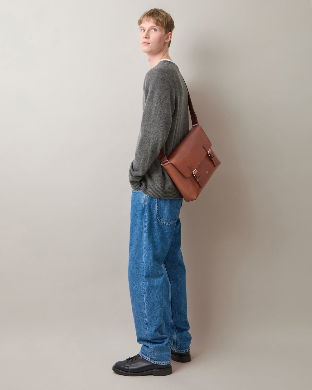 Mulberry Chiltern Large Messenger Bag in tan pebbled leather with dual silver-tone buckle straps and adjustable crossbody shoulder strap