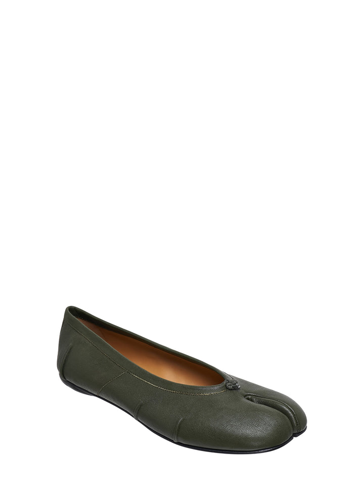 Maison Margiela Tabi ballerina flat in dark green nappa leather with split toe and bow detail, shown in side profile - view 2