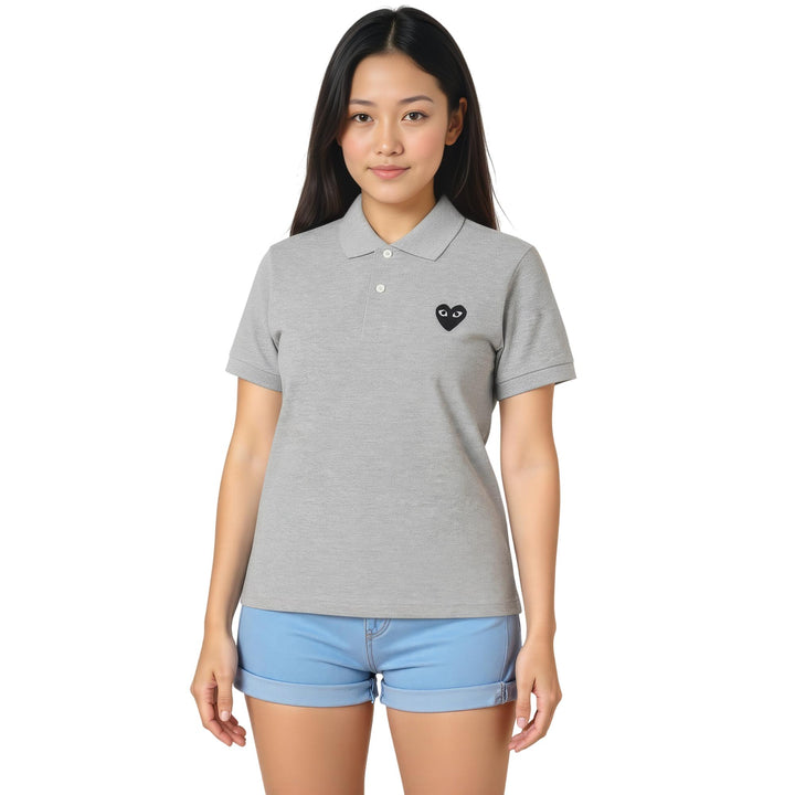 Club21 - COMME des GARCONS PLAY - Polo T-Shirt Black Emblem Unisex - POLOS - Grey