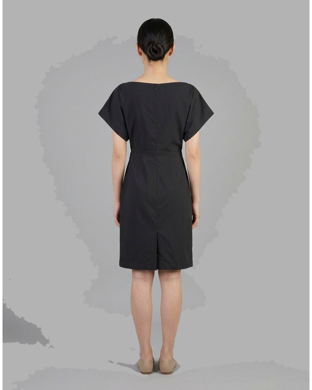 Black Thea dress in stretch rayon linen with boat neckline, wide short sleeves and gathered waist detail - back