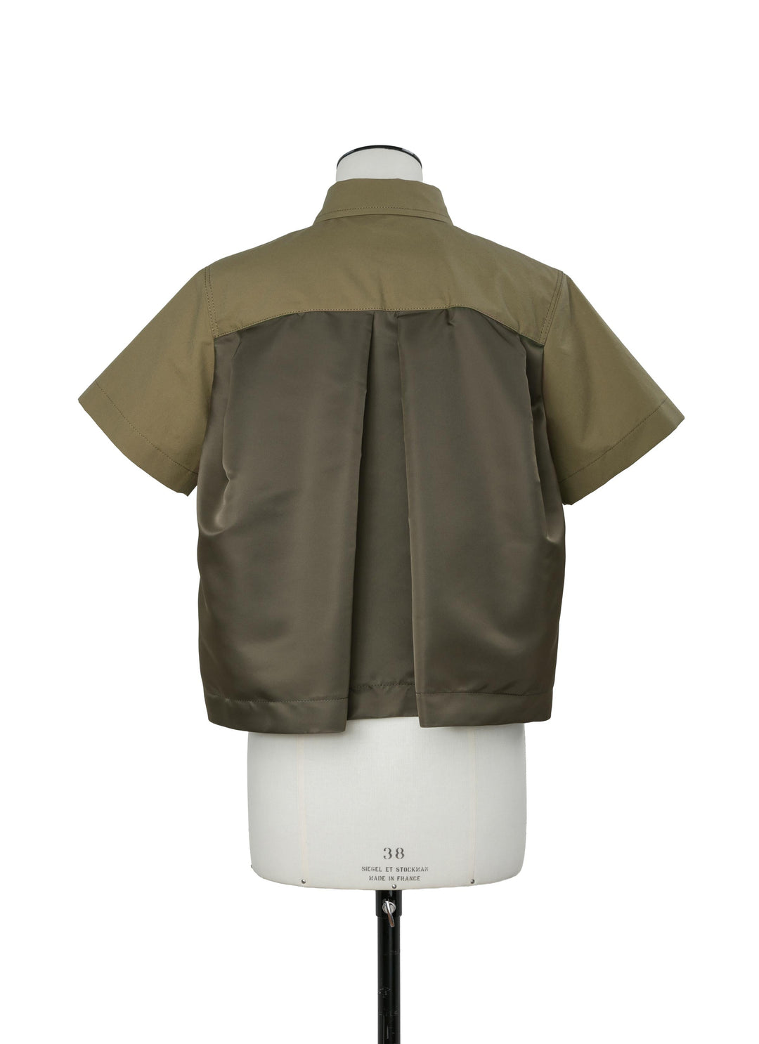 back view of sacai khaki cropped cotton weather shirt showing the olive nylon swing back panel with open split pleat, on a dress form
