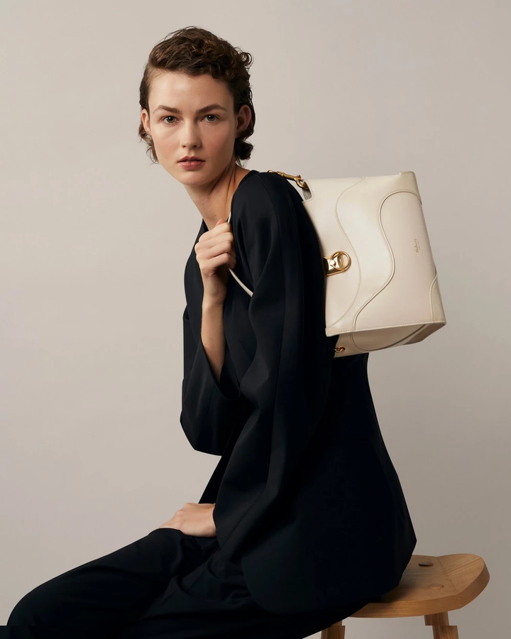 小肩 Iris 蛋殼霧面光滑小腿和皺紋