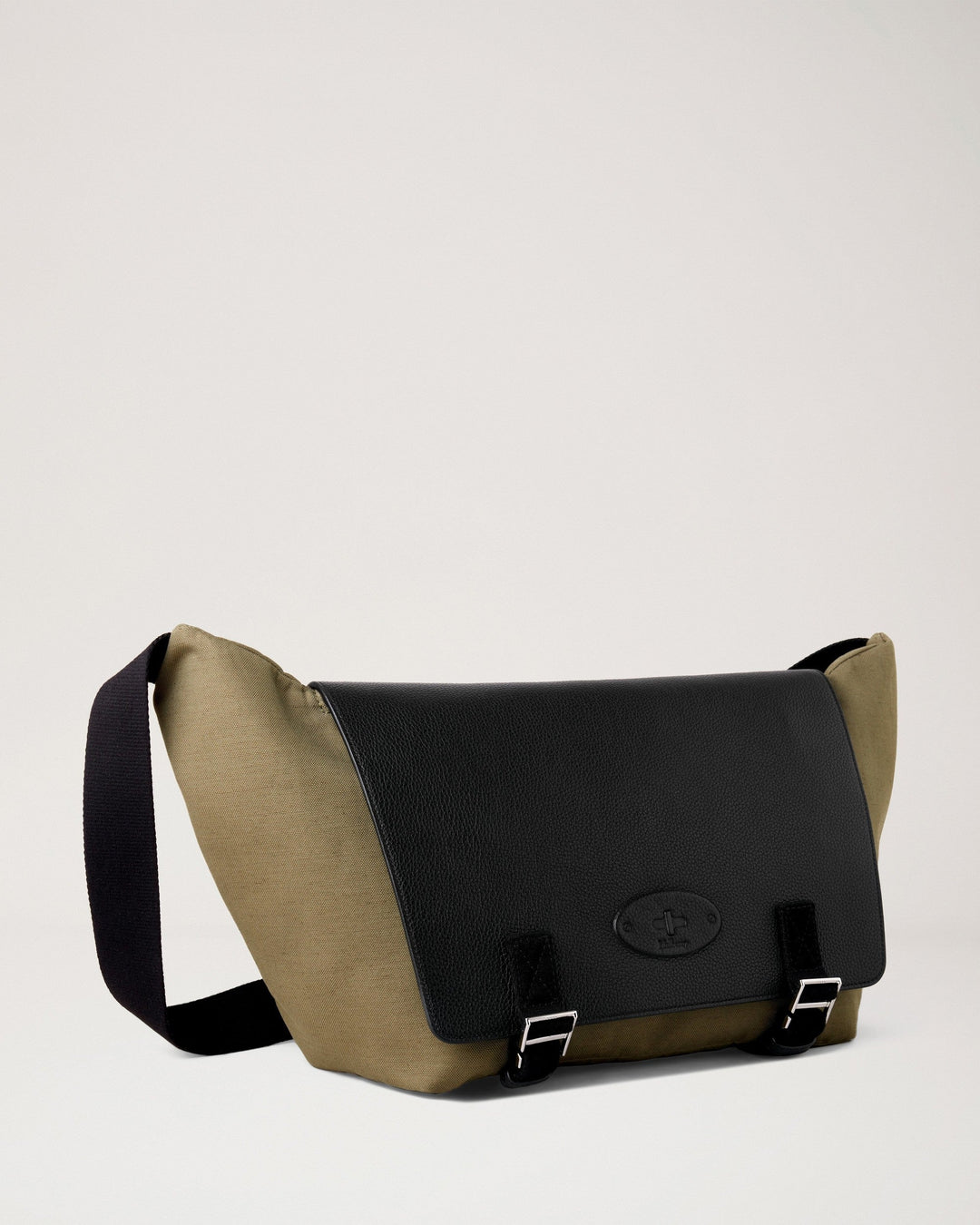 Skye Messenger 橄欖色和黑色帆布和小號經典粒面