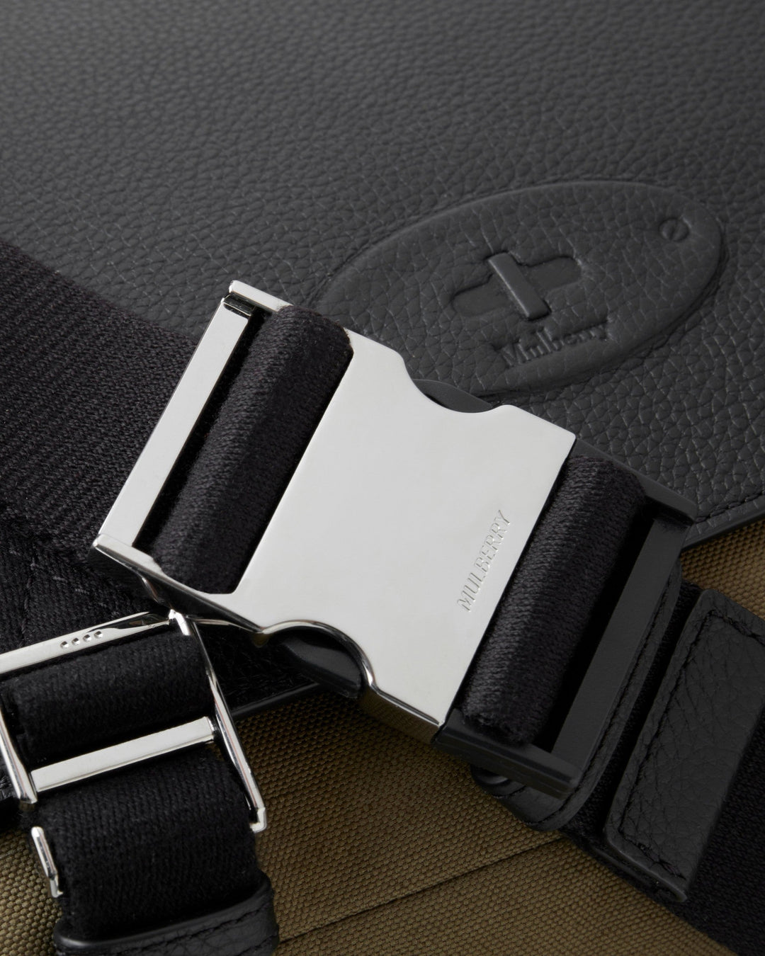 Skye Messenger 橄欖色和黑色帆布和小號經典粒面