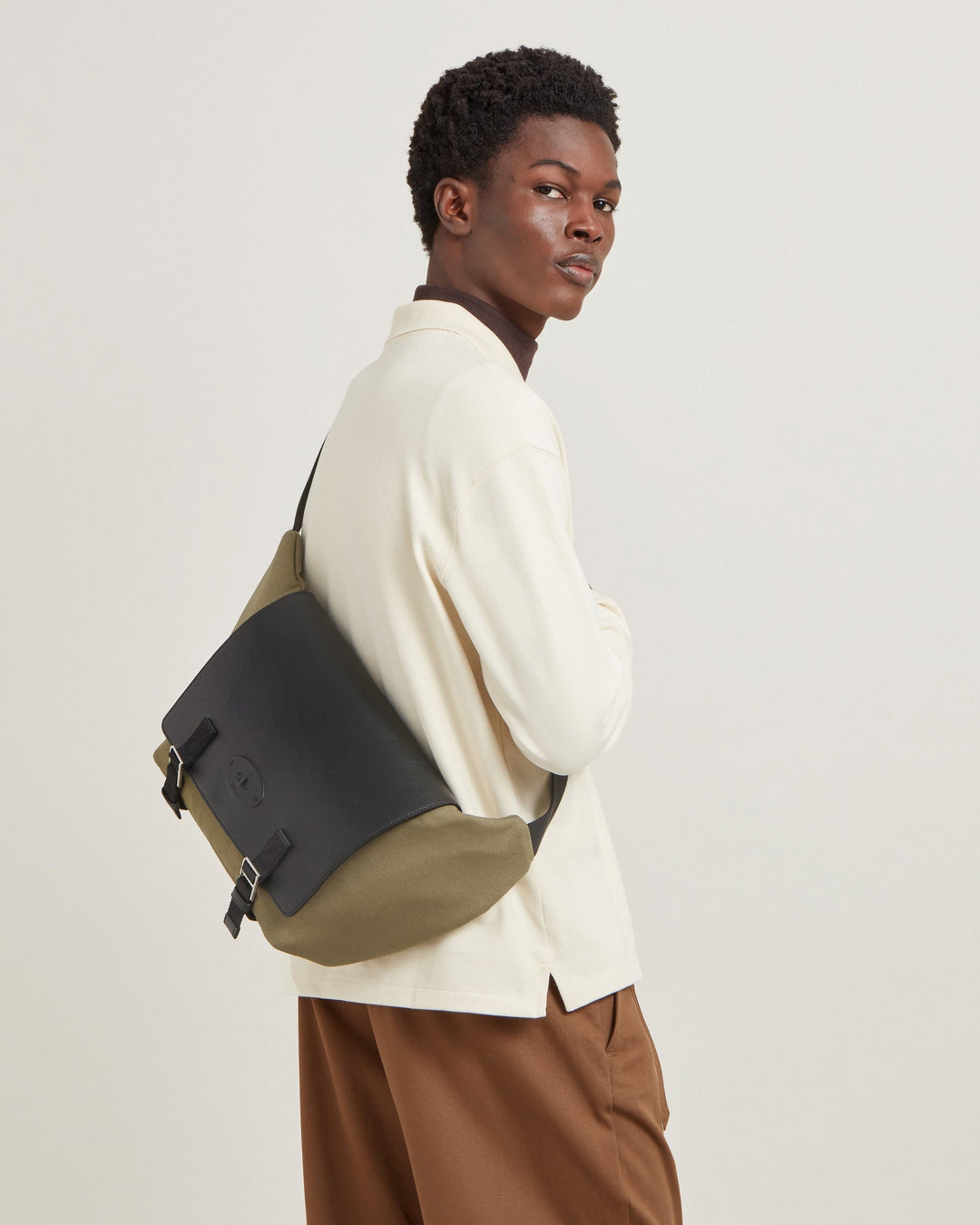 Skye Messenger 橄欖色和黑色帆布和小號經典粒面